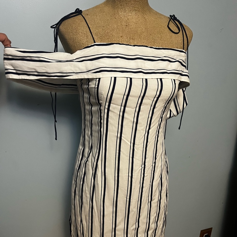 it’s a medium but it fits like a small. the brand is Line&dots